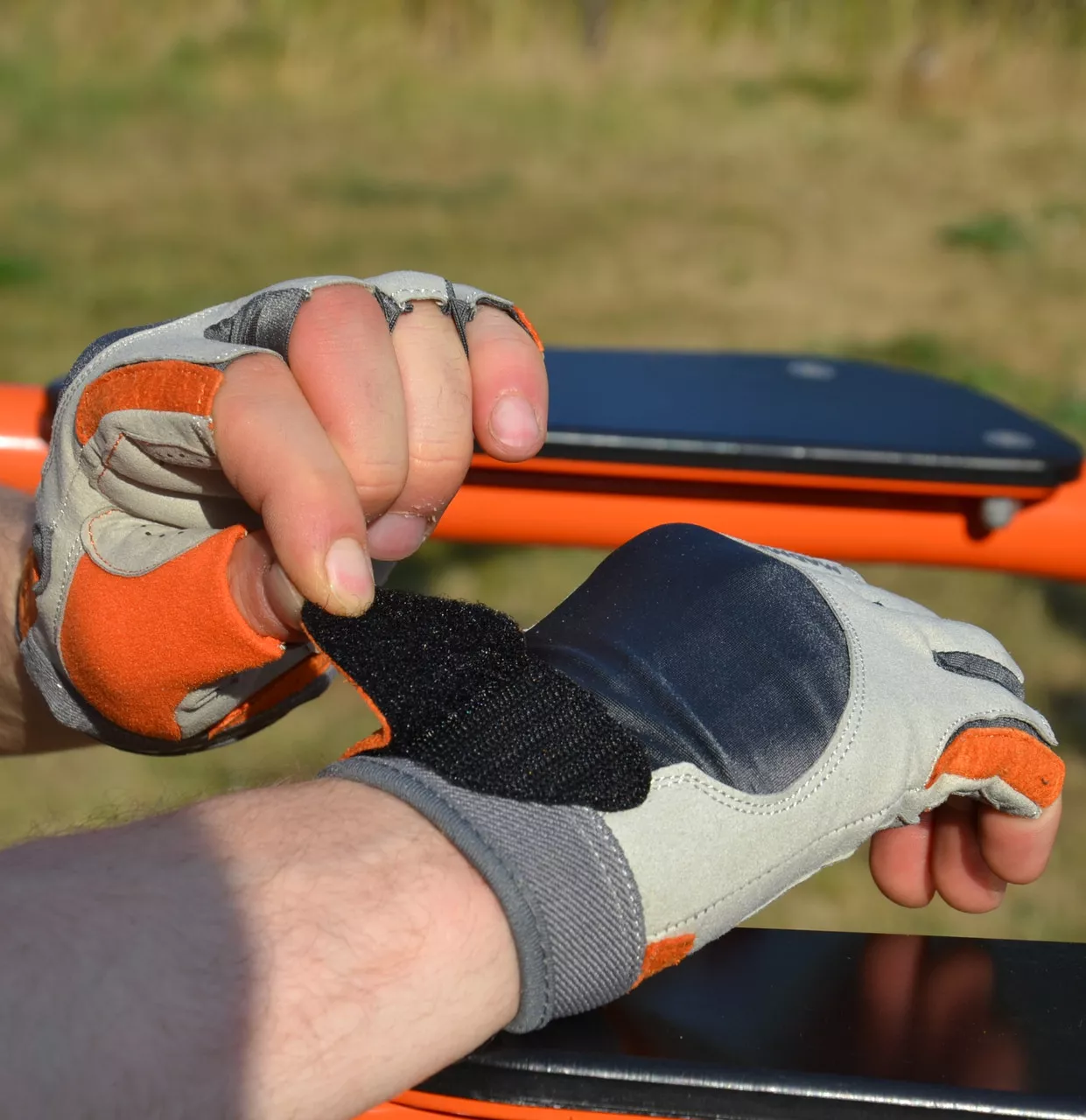 Рукавички для фітнесу MadMax MFG-850 Crazy Grey/Orange S