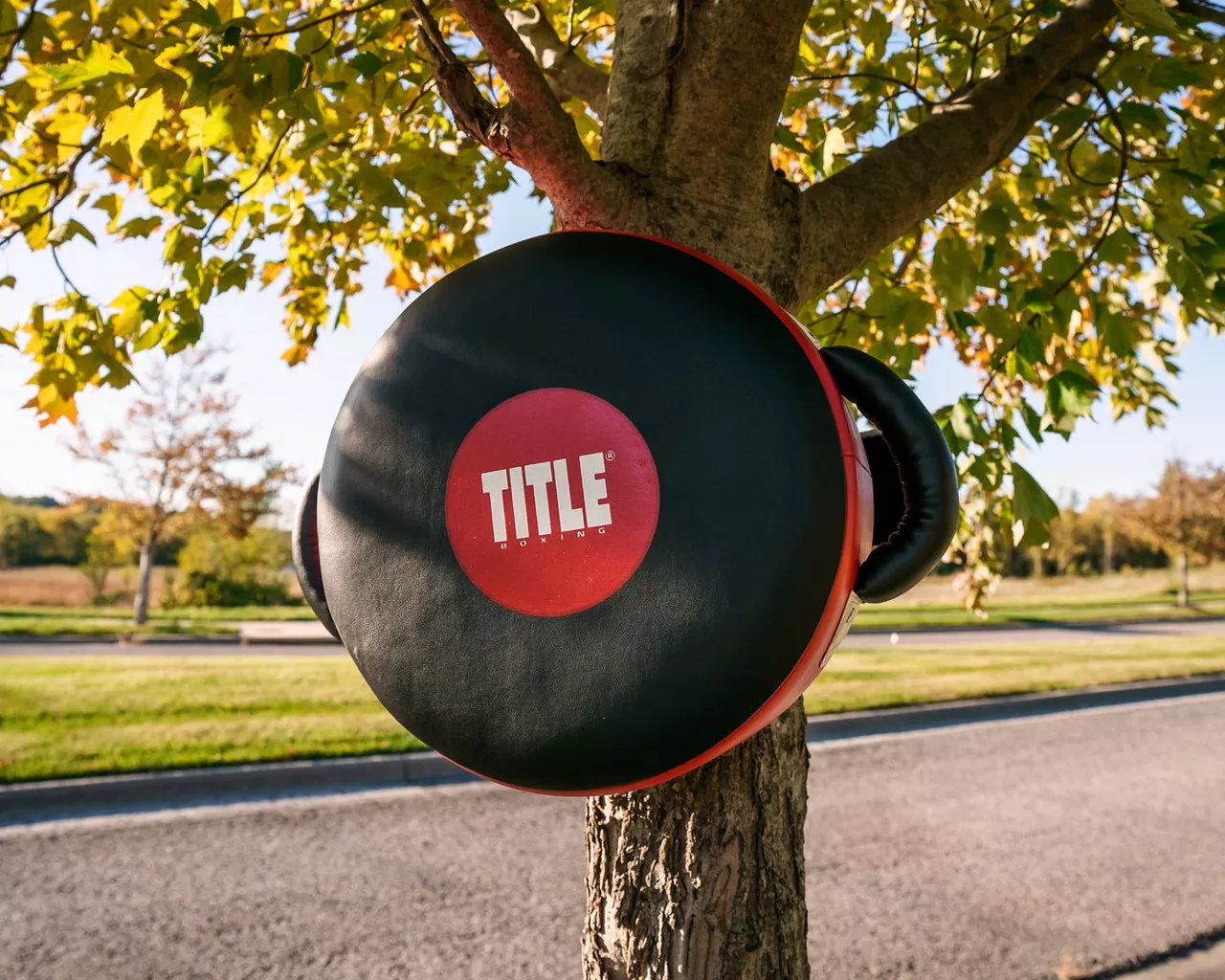 Макивара круглая TITLE Boxing Wrap-Around Stationary Punch Shield Black/Red