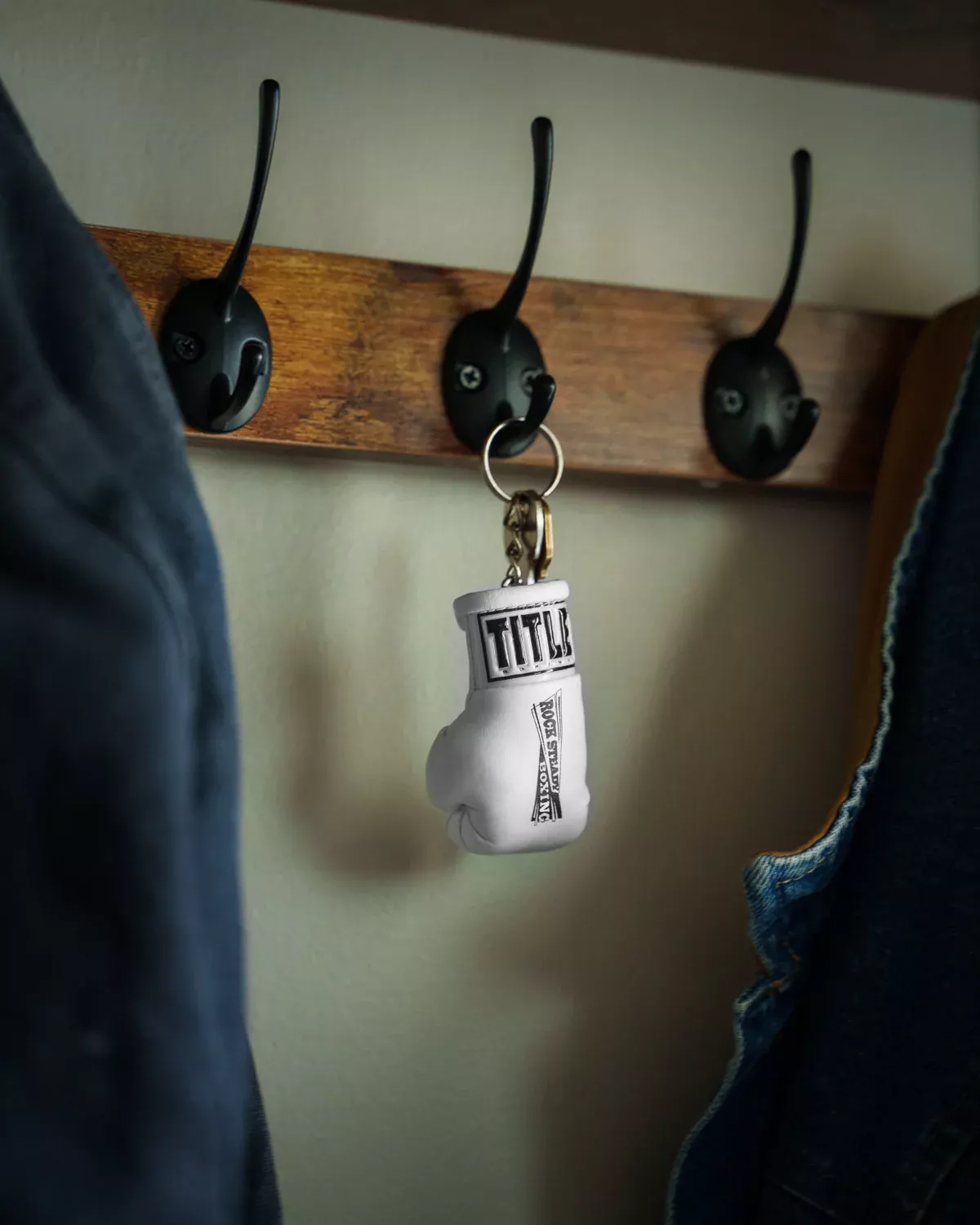Брелок перчатка TITLE Boxing Rock Steady Glove Keyring White