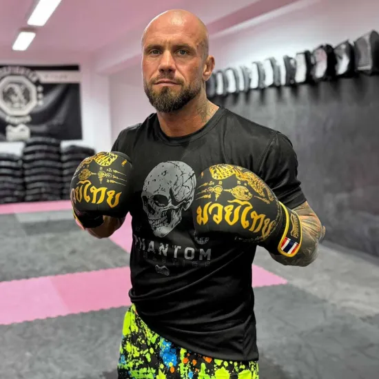 Боксерские перчатки Phantom Muay Thai Black Gold 10 унций (Бинты 4м. в подарок)